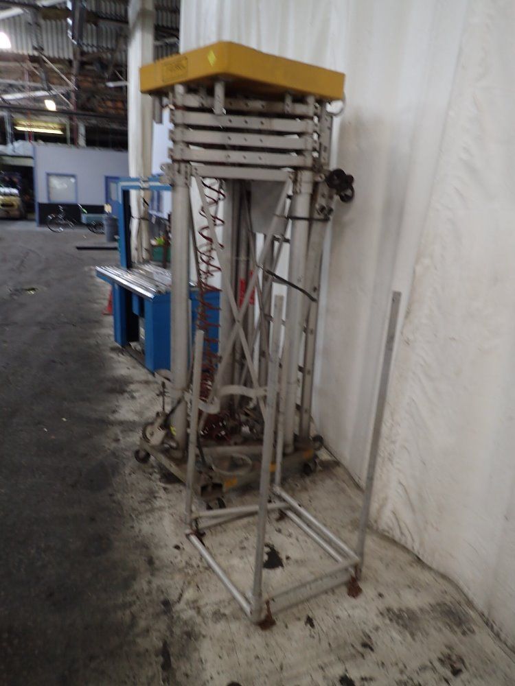 Up-right Scaffolds 250# Aluminum Pneumatic Man Lift