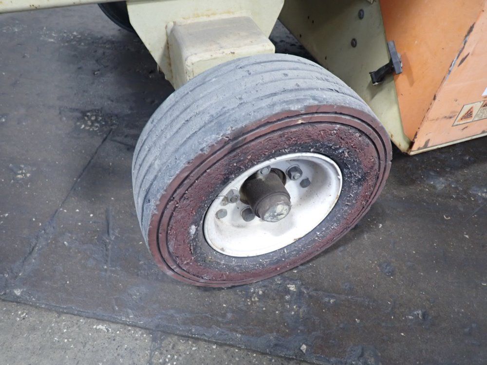 Jlg 750# 25' Cm-2546 Platform Scissor Lift - Cm-2546