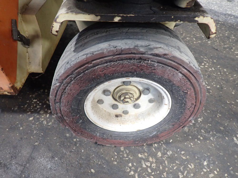 Jlg 750# 25' Cm-2546 Platform Scissor Lift - Cm-2546