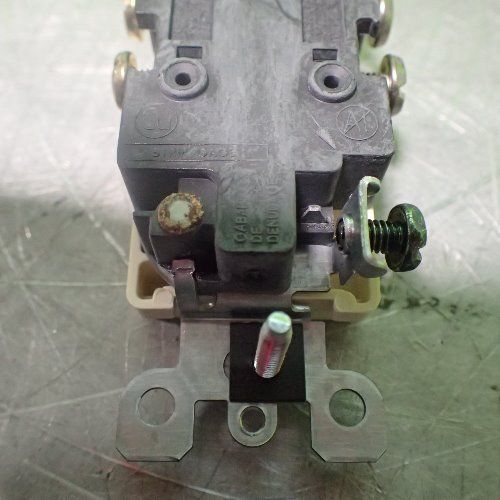 Leviton 20 Leviton M03-5325-amp, 2-pole 3-wire Grounding Outlets 15a 125v - M03-5325-amp