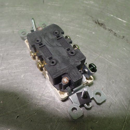 Leviton 50 Leviton 5325-amp 2-pole 3-wire Grounding Outlets 15a 125v - M03-5325-amp