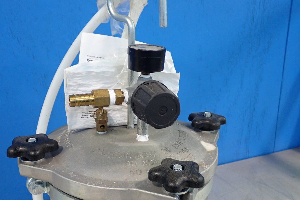 Dayton 2 1/2 Gallons Paint Tank