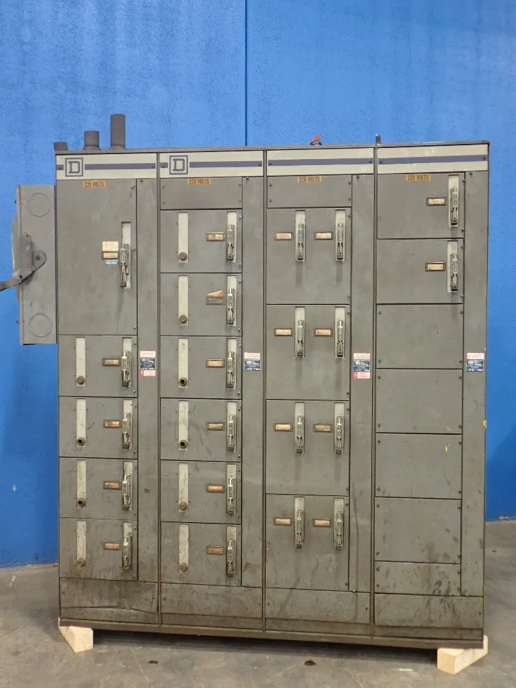 Square D. Horz 600a/vert 300a Electrical Control Center - Model 4