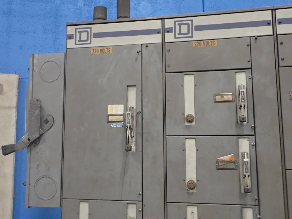 Square D. Horz 600a/vert 300a Electrical Control Center - Model 4
