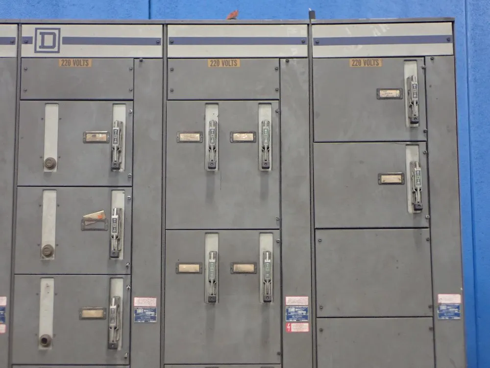 Square D. Horz 600a/vert 300a Electrical Control Center - Model 4