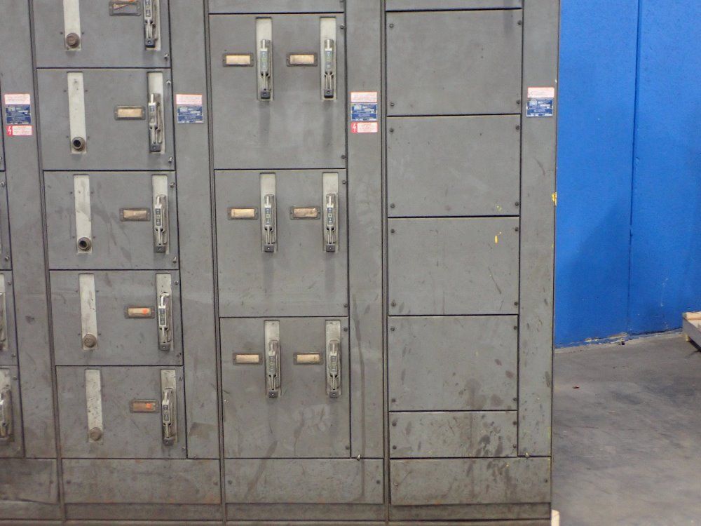 Square D. Horz 600a/vert 300a Electrical Control Center - Model 4