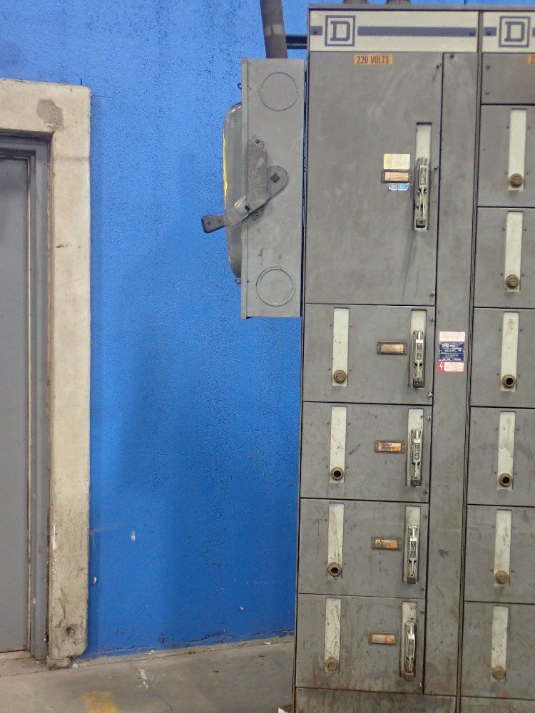 Square D. Horz 600a/vert 300a Electrical Control Center - Model 4