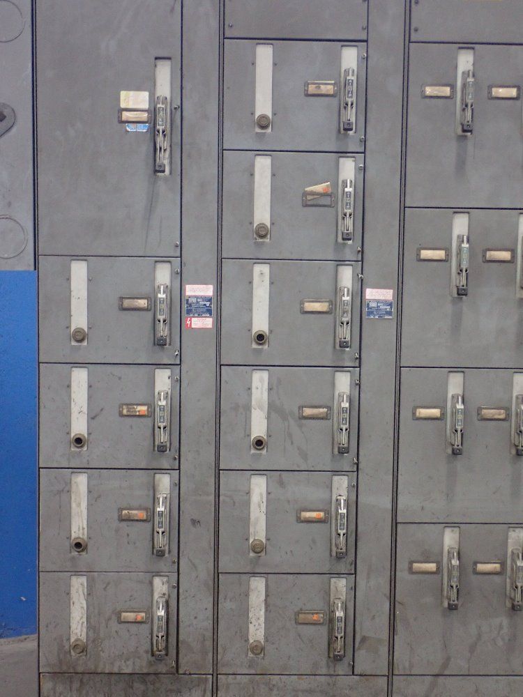 Square D. Horz 600a/vert 300a Electrical Control Center - Model 4