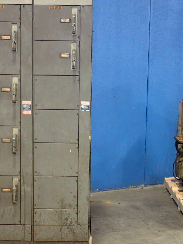 Square D. Horz 600a/vert 300a Electrical Control Center - Model 4