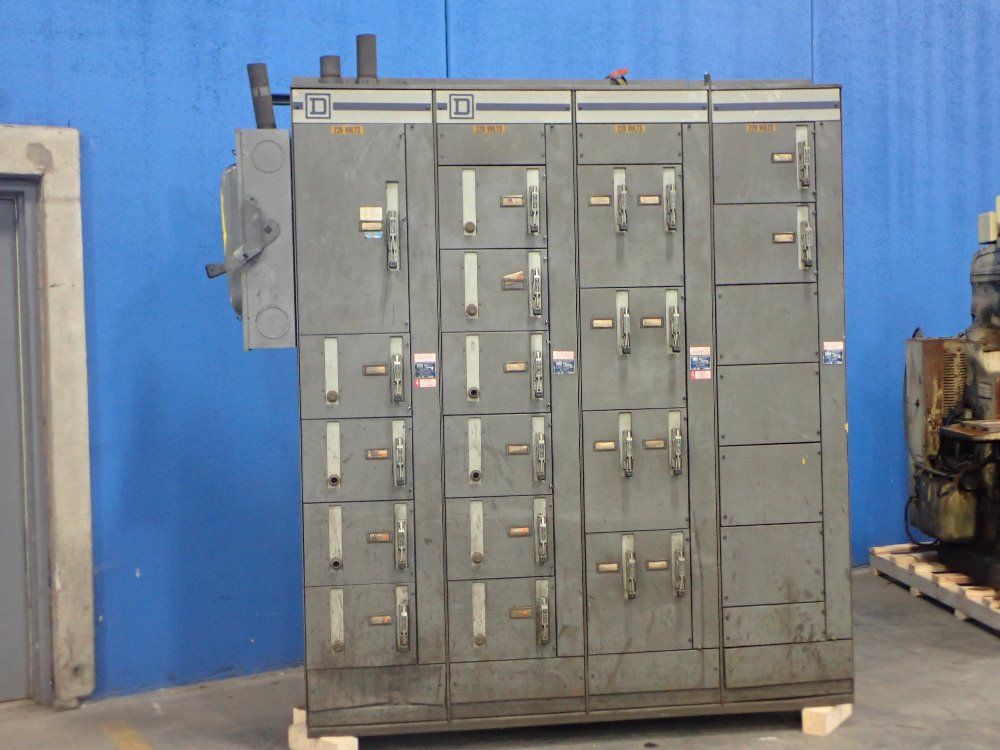 Square D. Horz 600a/vert 300a Electrical Control Center - Model 4
