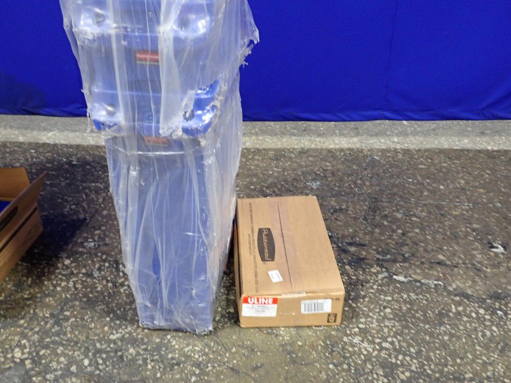 Rubbermaid 18" X 9" X 30" Id Trash Cans