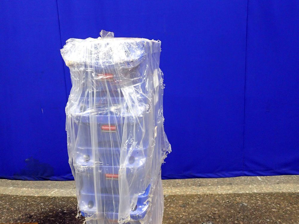 Rubbermaid 18" X 9" X 30" Id Trash Cans