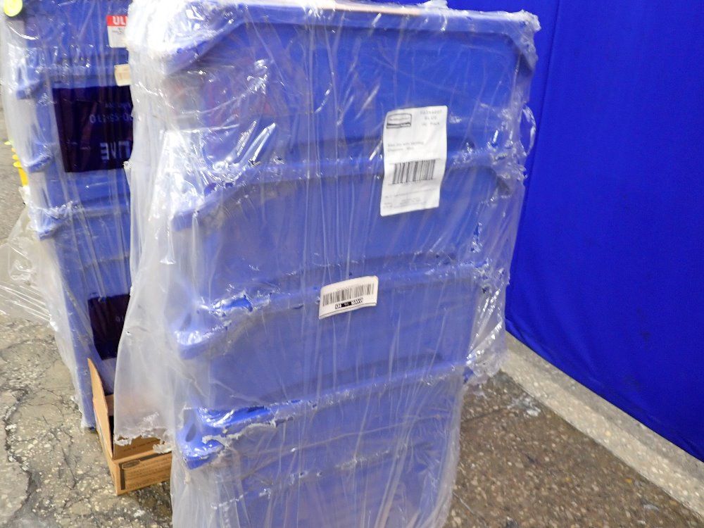 Rubbermaid 18" X 9" X 30" Id Trash Cans