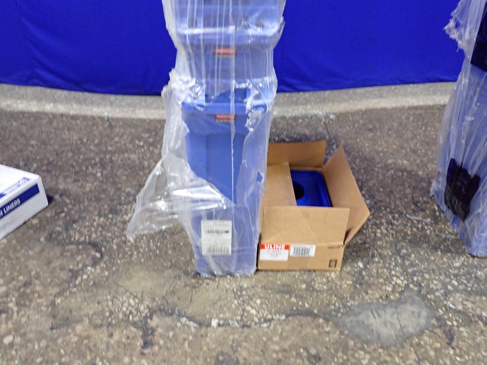 Rubbermaid 18" X 9" X 30" Id Trash Cans
