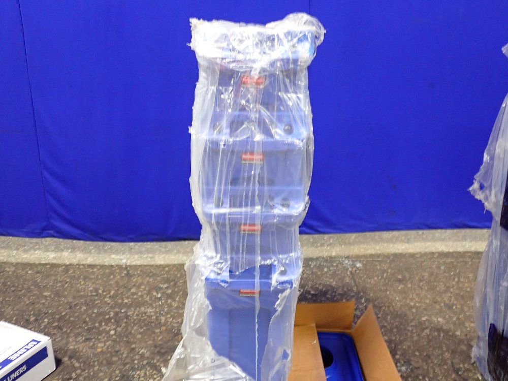 Rubbermaid 18" X 9" X 30" Id Trash Cans