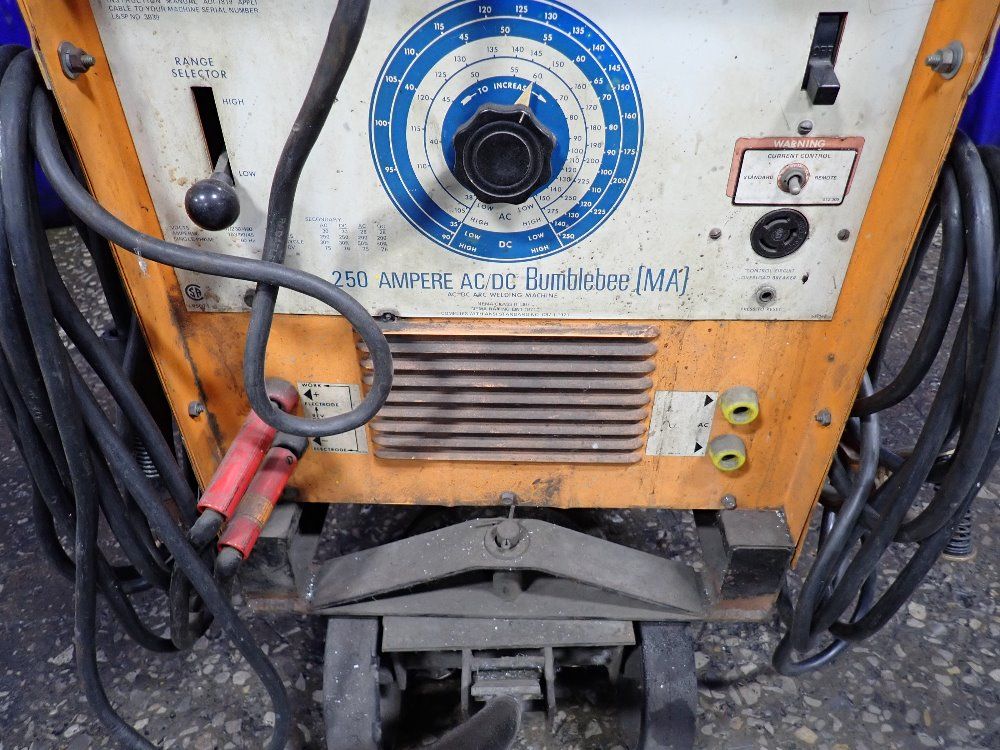 Airco 250 Amps Welder - 250 Ampere Ac/dc Bumblebee