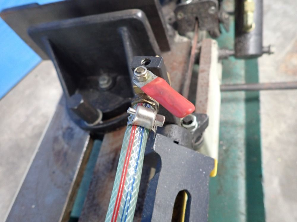 Grizzly Industrial Inc. 330 Lb Metal Cutting Bandsaw - G0561