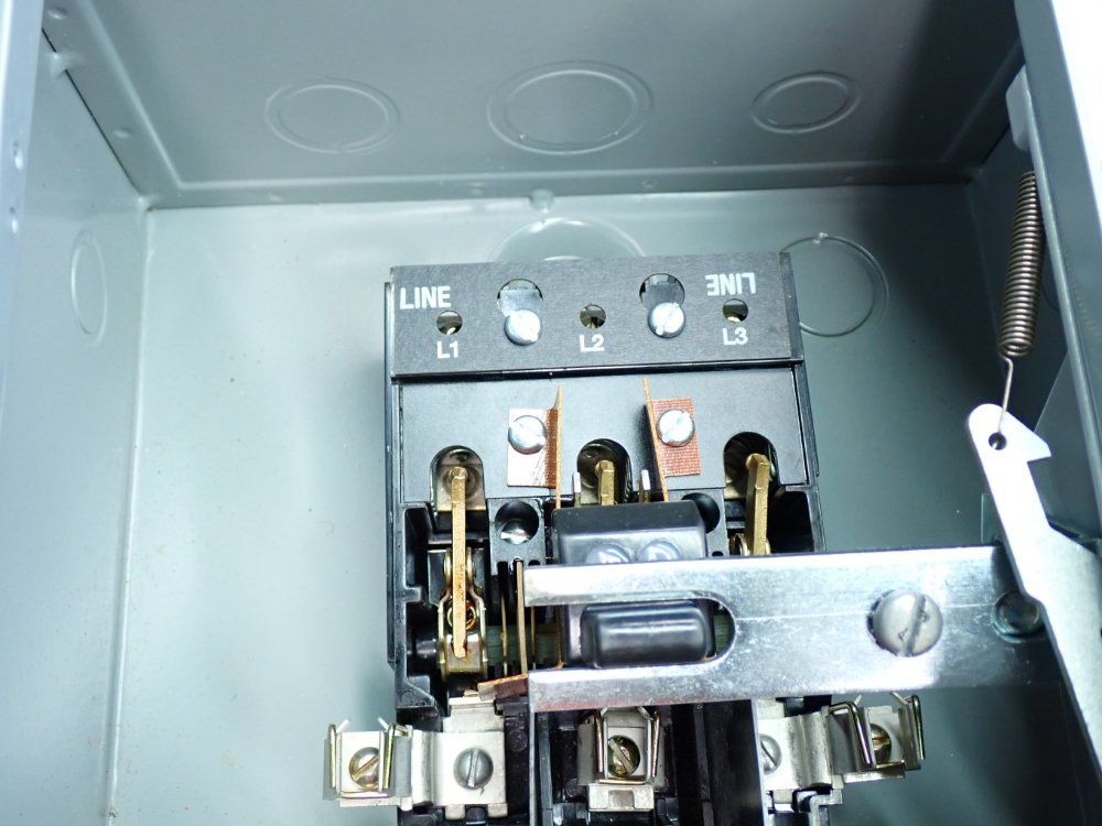 General Electric 300-line Control Nema Combination Starter Fusible Disconnect - Cr308bt 18ragdal5a