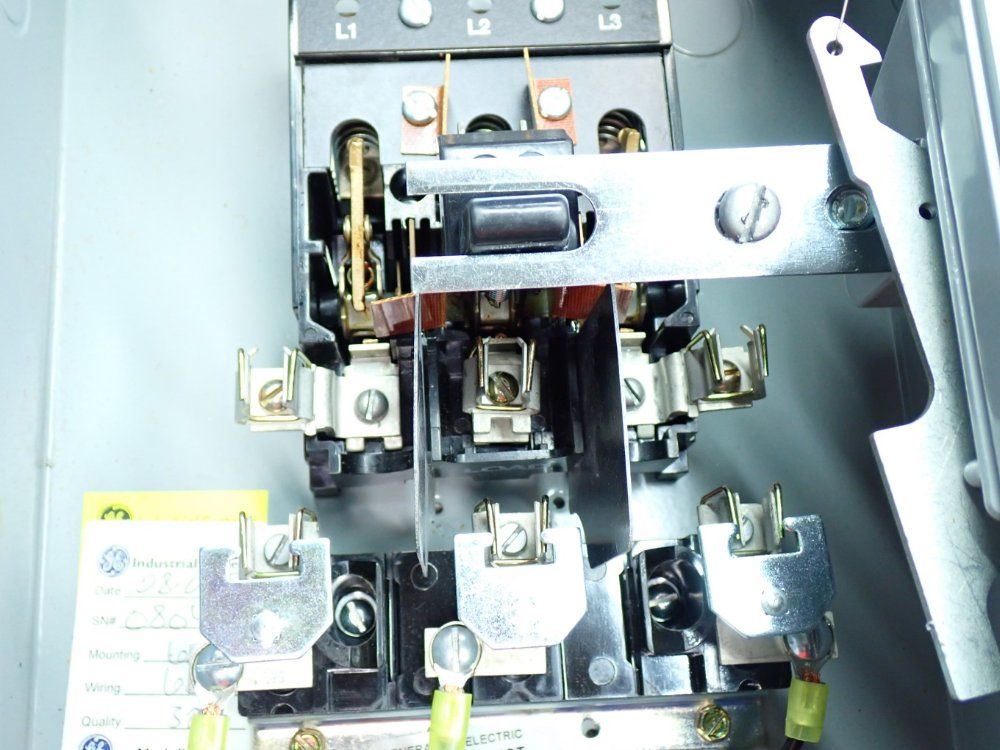 General Electric 300-line Control Nema Combination Starter Fusible Disconnect - Cr308bt 18ragdal5a