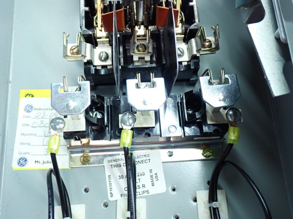 General Electric 300-line Control Nema Combination Starter Fusible Disconnect - Cr308bt 18ragdal5a