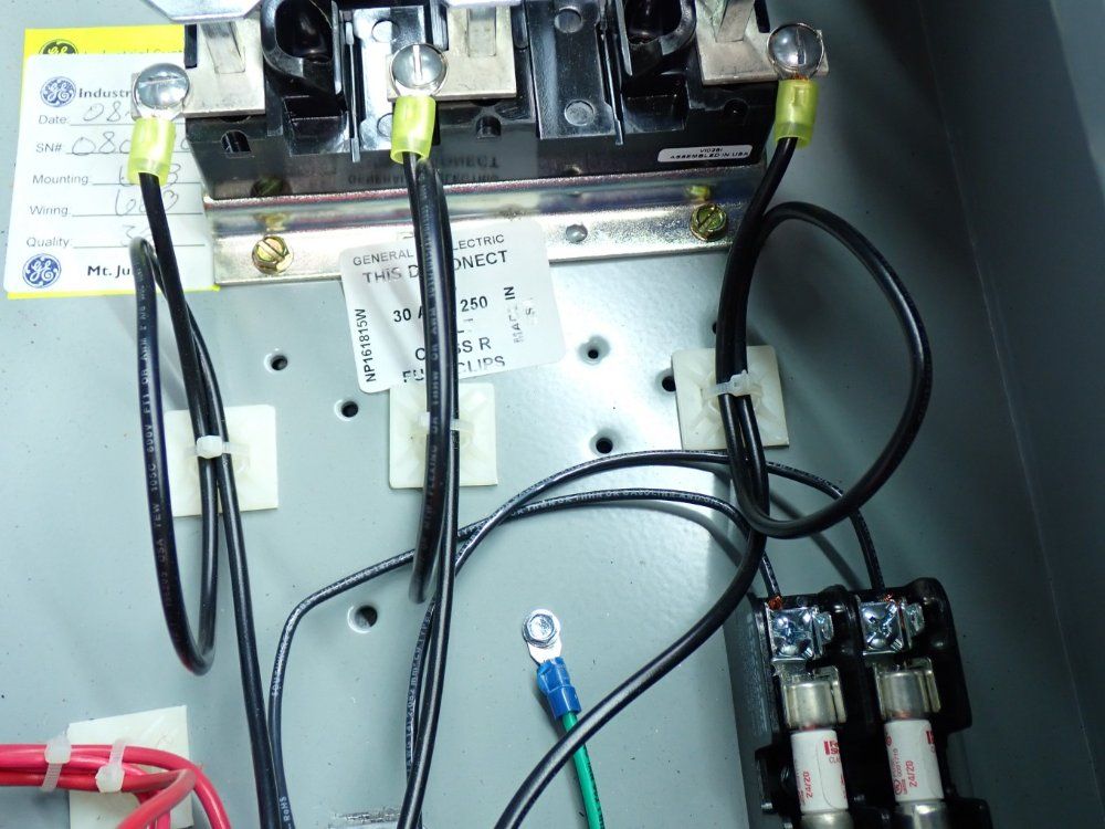 General Electric 300-line Control Nema Combination Starter Fusible Disconnect - Cr308bt 18ragdal5a
