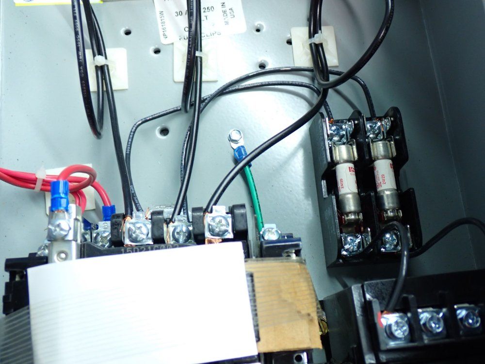 General Electric 300-line Control Nema Combination Starter Fusible Disconnect - Cr308bt 18ragdal5a