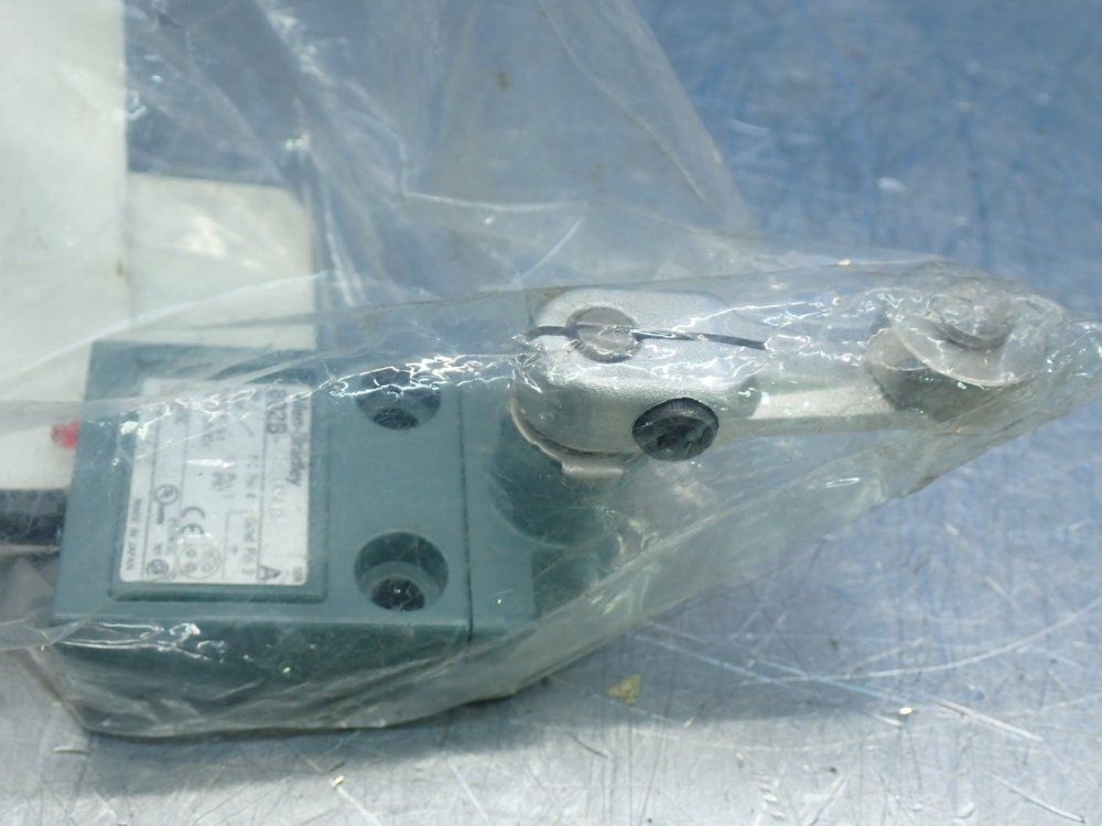 Allen Bradley Compact Limit Switch - 802b-csdaxsld4