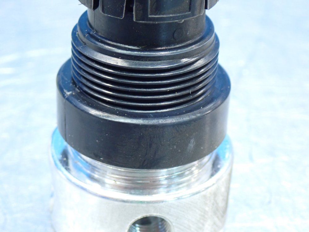 Master Pneumatic 1/4 Pneumatic Regulator W/ Gauge - R56m-2g