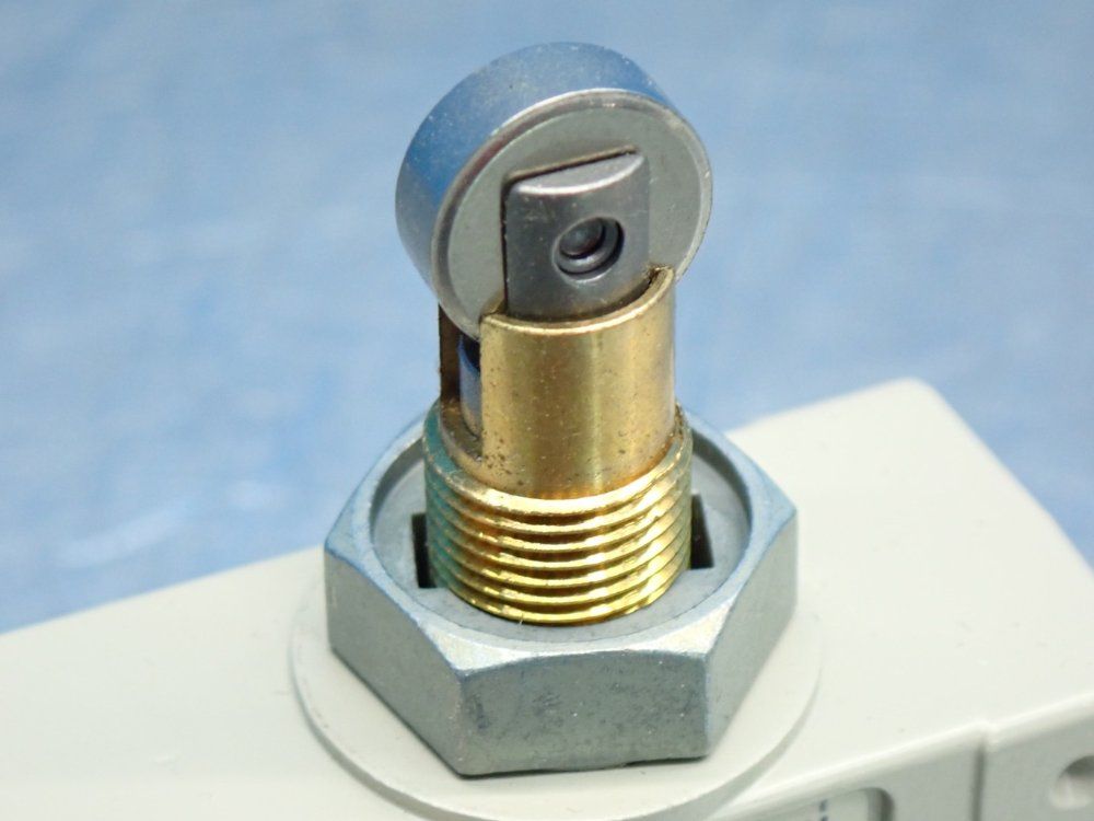 Omron Enclosed Limit Switch - Ze-q22-2s