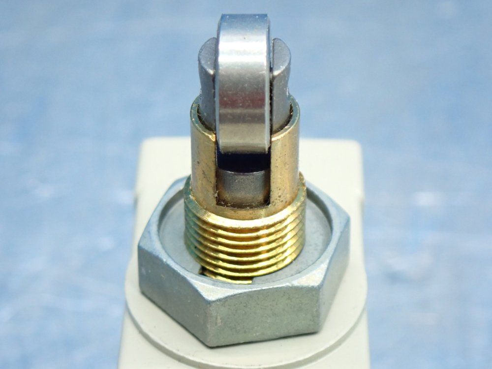 Omron Enclosed Limit Switch - Ze-q22-2s