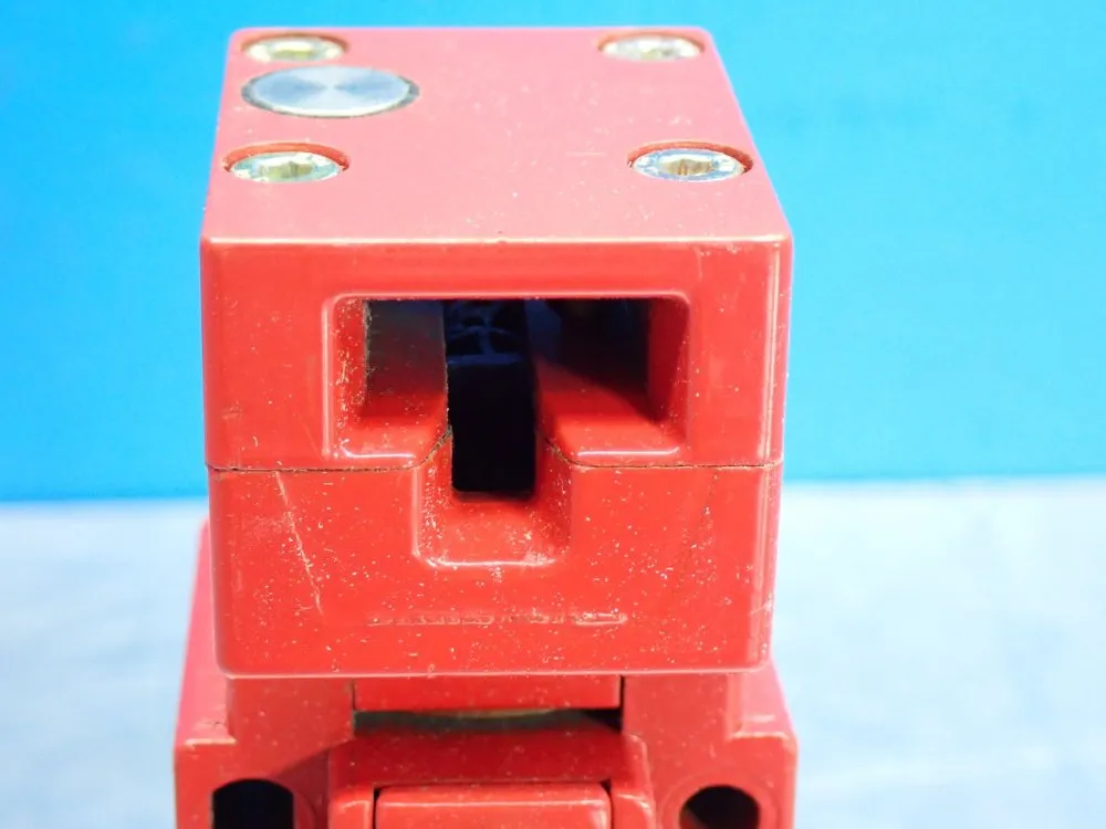 Telemecanique Safety Interlock Limit Switch - Xckj7910h7