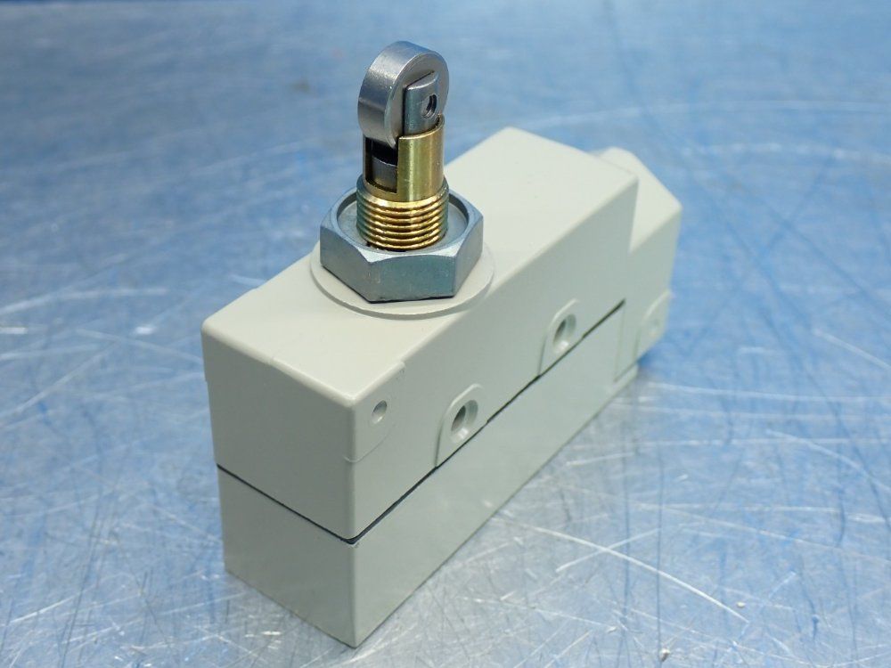Omron General Purpose Enclosed Limit Switch - Ze-q22-2s