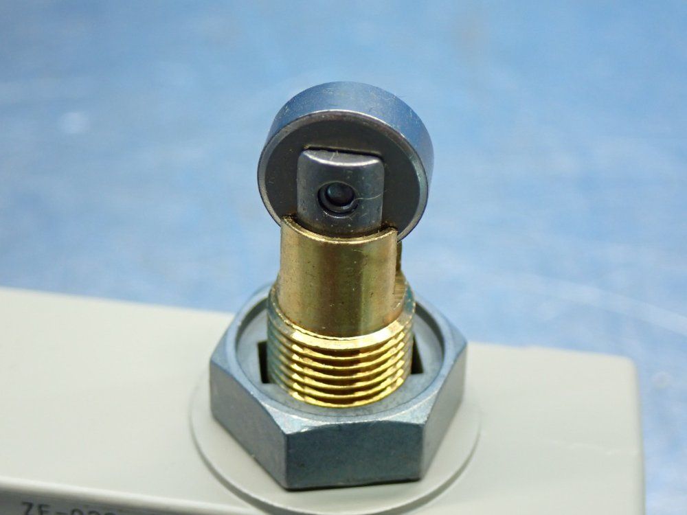 Omron General Purpose Enclosed Limit Switch - Ze-q22-2s