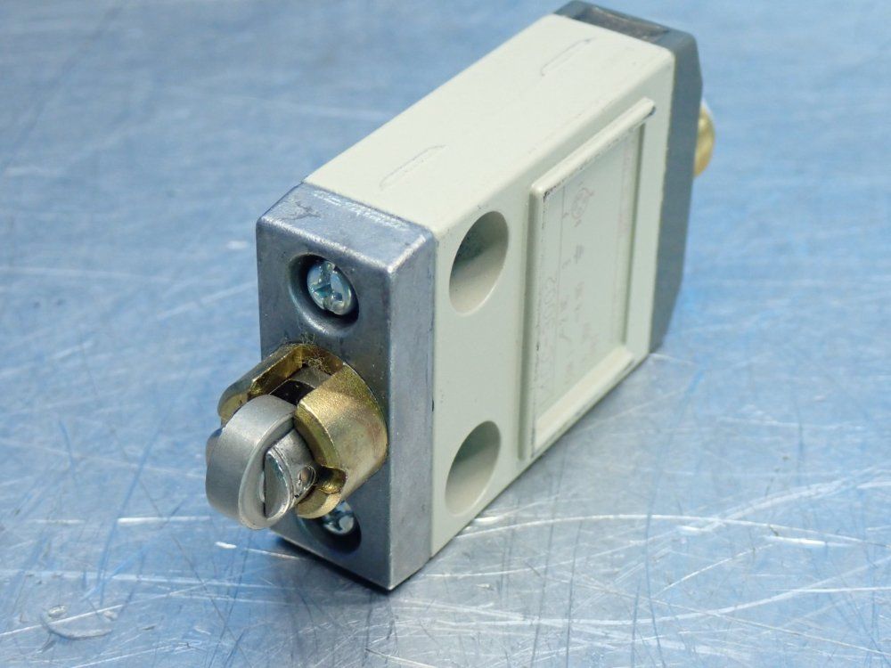 Omron D4cc-series Miniature Limit Switch - D4cc-3002