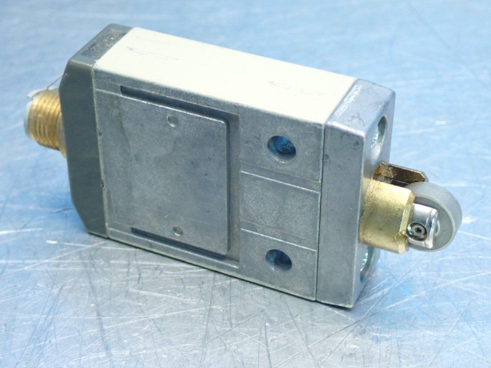 Omron D4cc-series Miniature Limit Switch - D4cc-3002