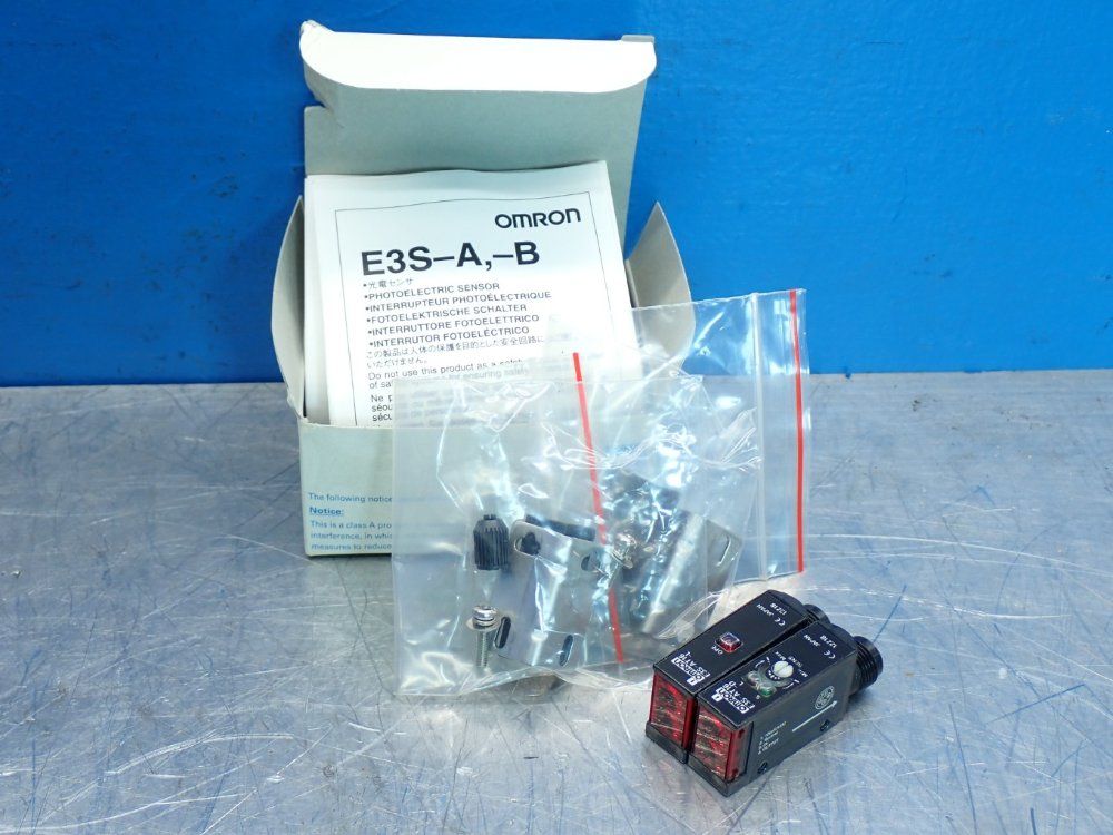Omron 7m Sensing Distance Photoelectric Switch - E3s-at16