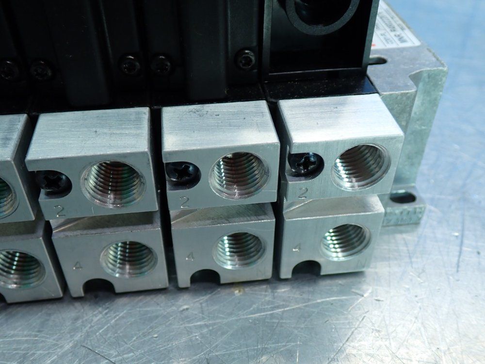 Rexroth 3/8" Port Pneumatic Manifold - R480222876