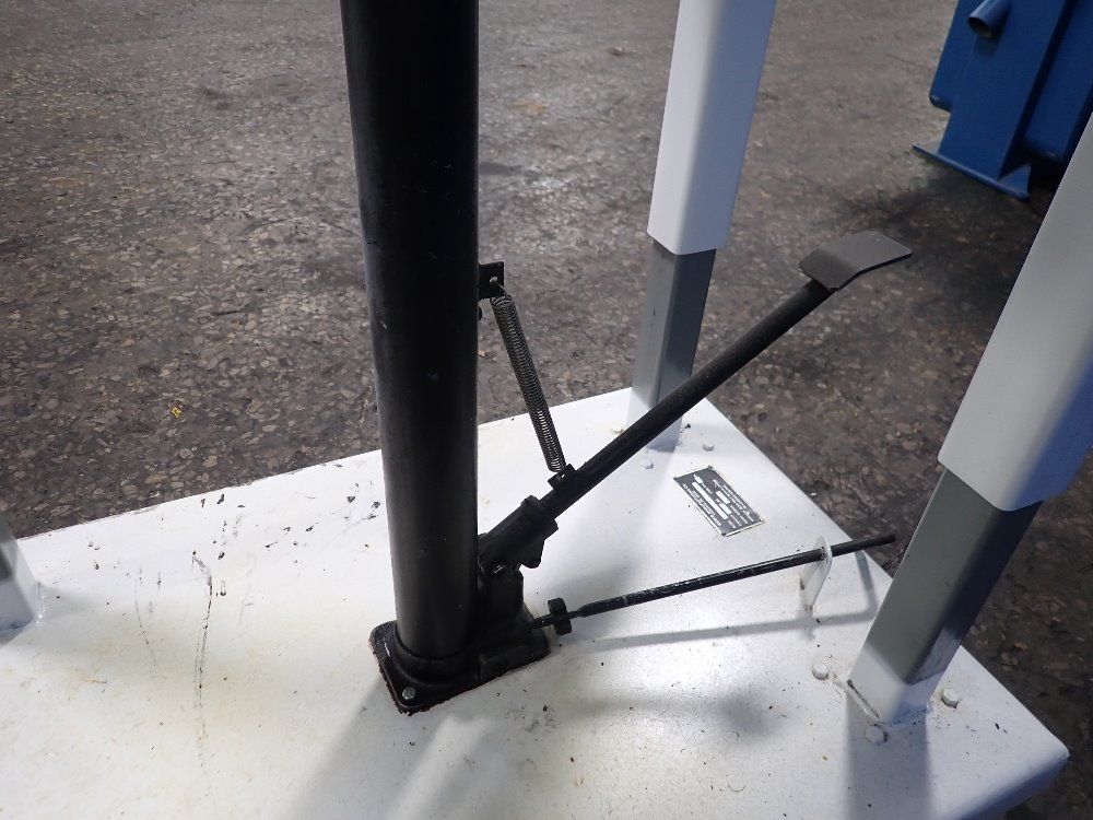 Stuhr 27" Center Bench