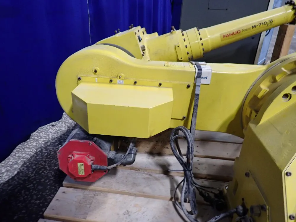 Fanuc 2004 Fanuc M-710ib 70t Robot - M-710ib 70t