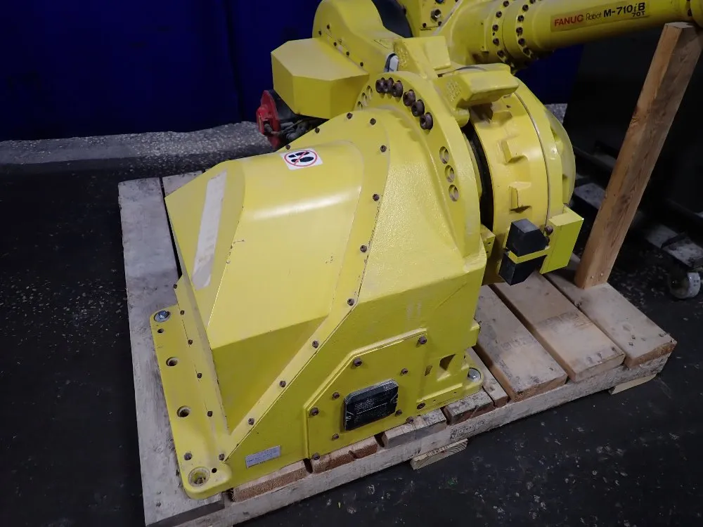 Fanuc 2004 Fanuc M-710ib 70t Robot - M-710ib 70t