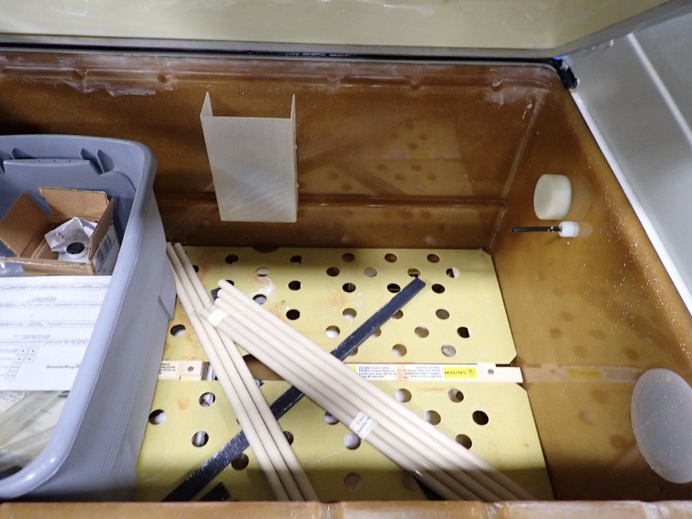 Q-fog 43" X 28" X 17" Q-fog/cct 600 Cyclic Corrosion Tester - Q-fog/cct 600