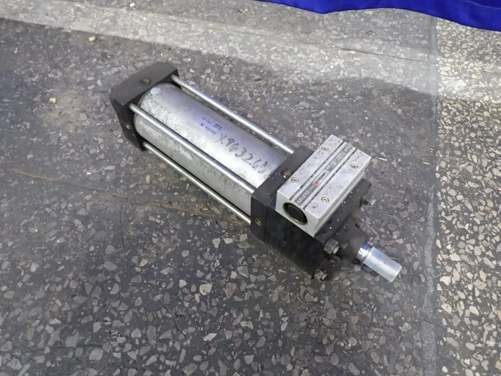 Smc Cylinder W/locking Mechanism - Cls125