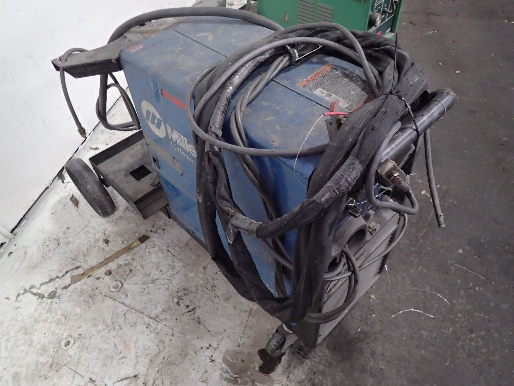 Miller 160 Amp Portable Welder - Millermatic Pulser