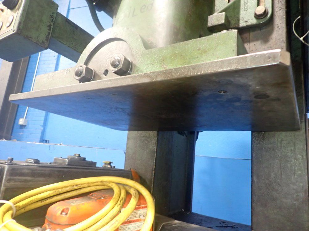 Federal Press Company 60 Ton/21"w X 32"l Bed Press