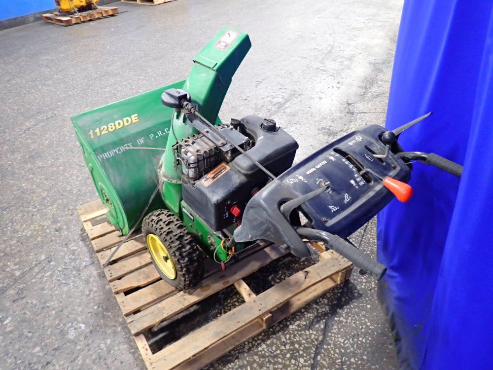 John Deere 28" Snow Blower - 1128dde