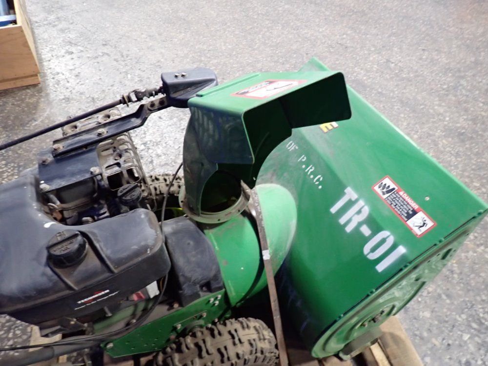 John Deere 28" Snow Blower - 1128dde