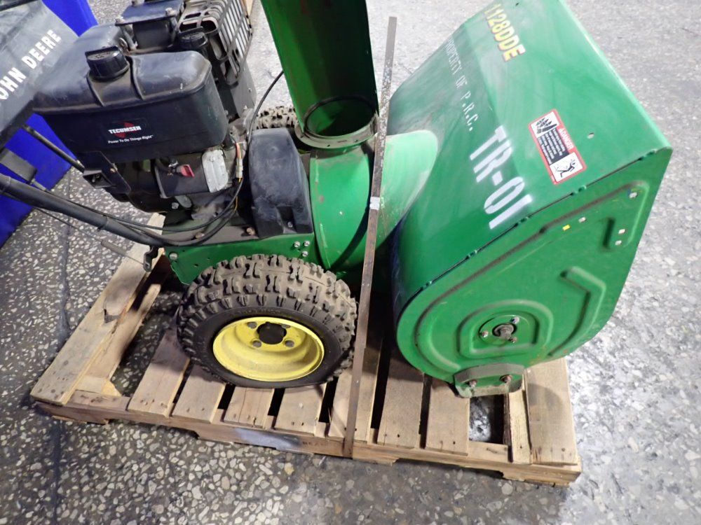 John Deere 28" Snow Blower - 1128dde