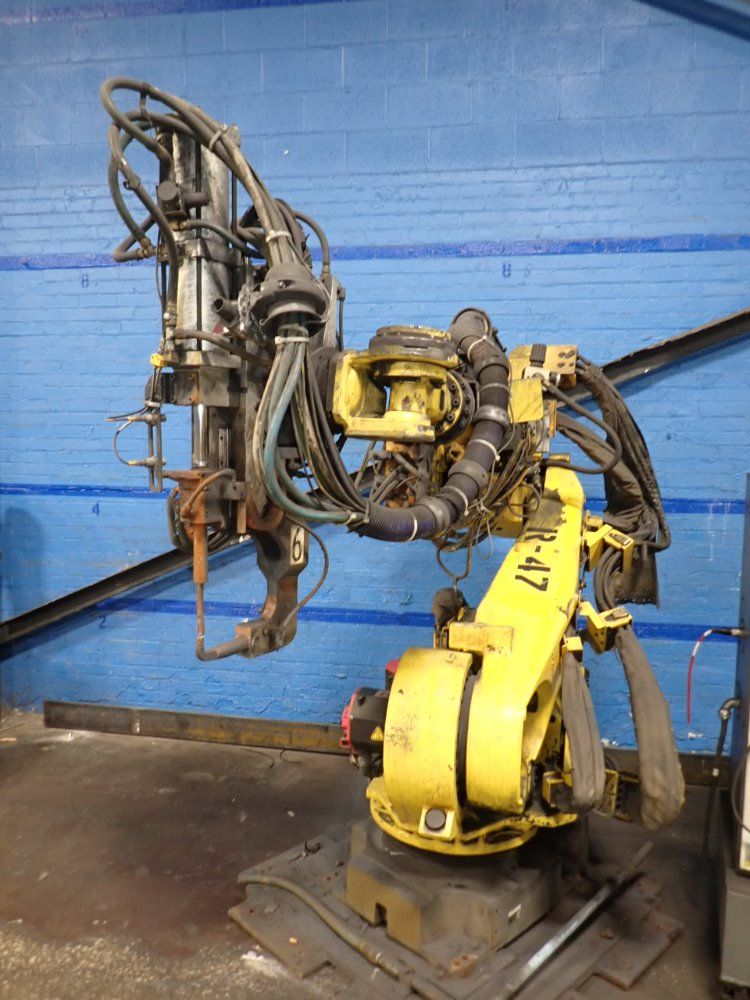 Fanuc R-2000ia Robot - R-2000ia