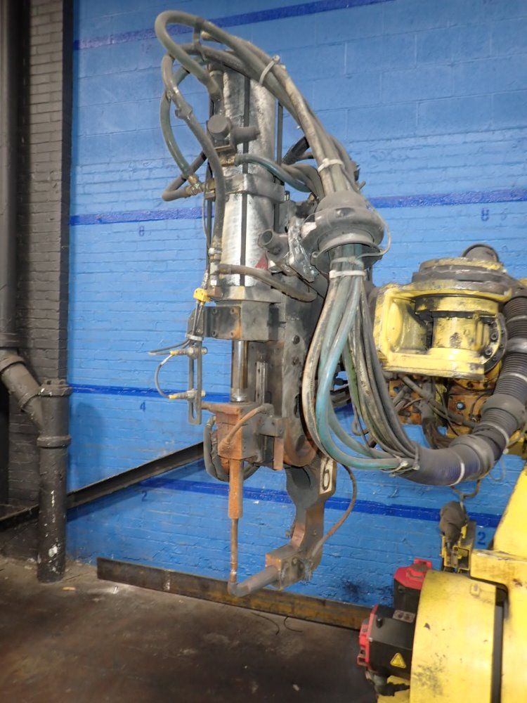 Fanuc R-2000ia Robot - R-2000ia