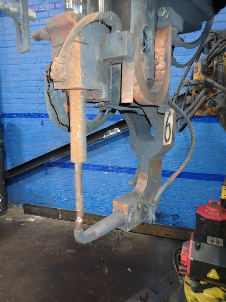 Fanuc R-2000ia Robot - R-2000ia